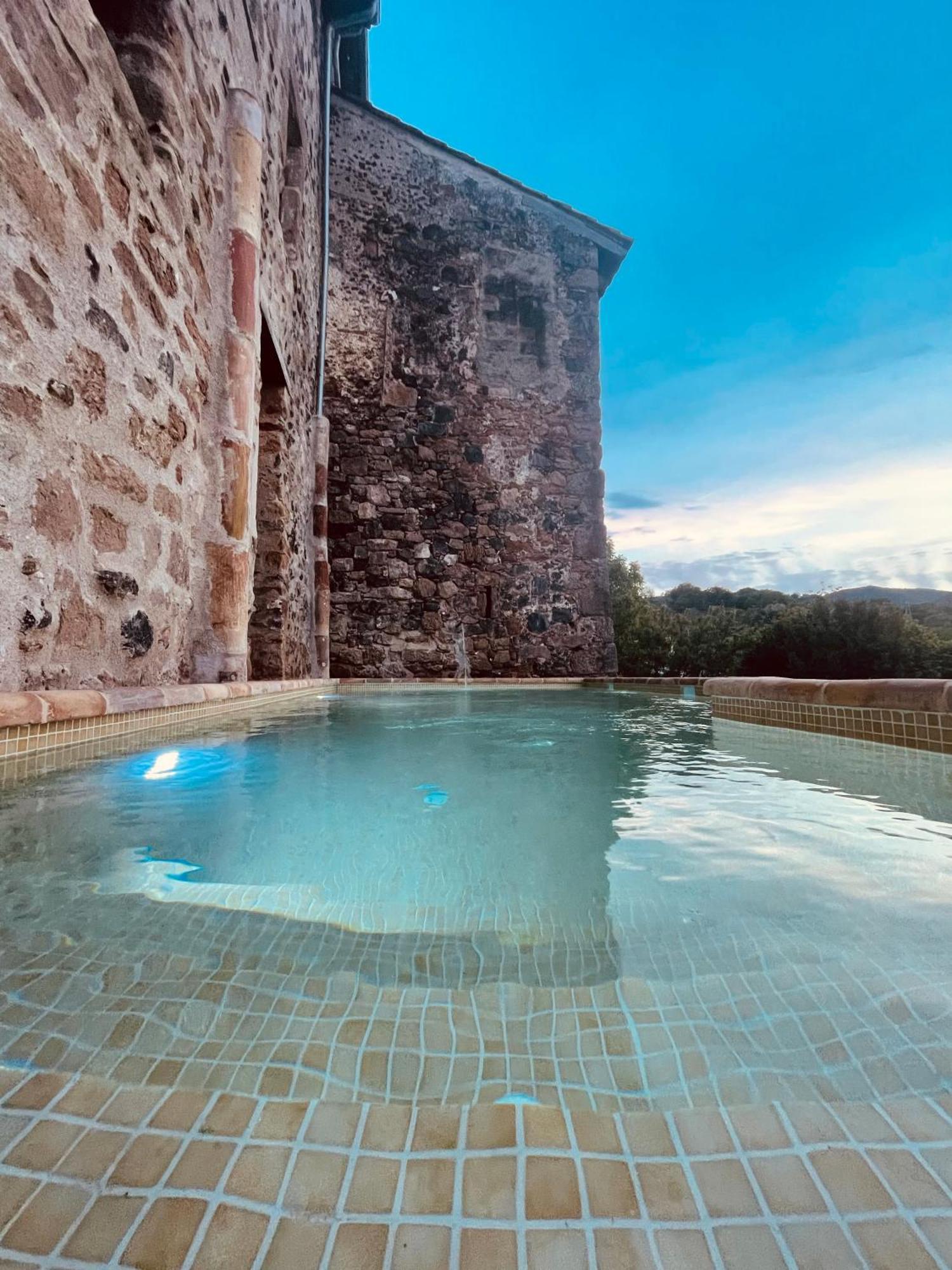 Hotel Cal Sastre Santa Pau Bagian luar foto