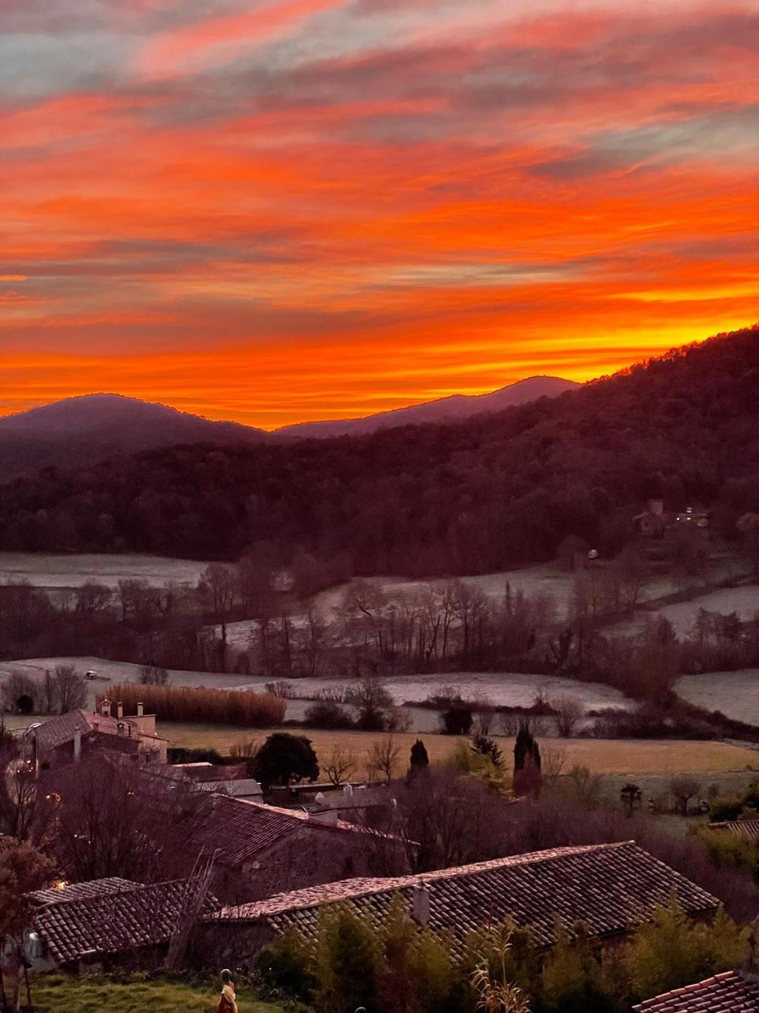 Hotel Cal Sastre Santa Pau Bagian luar foto