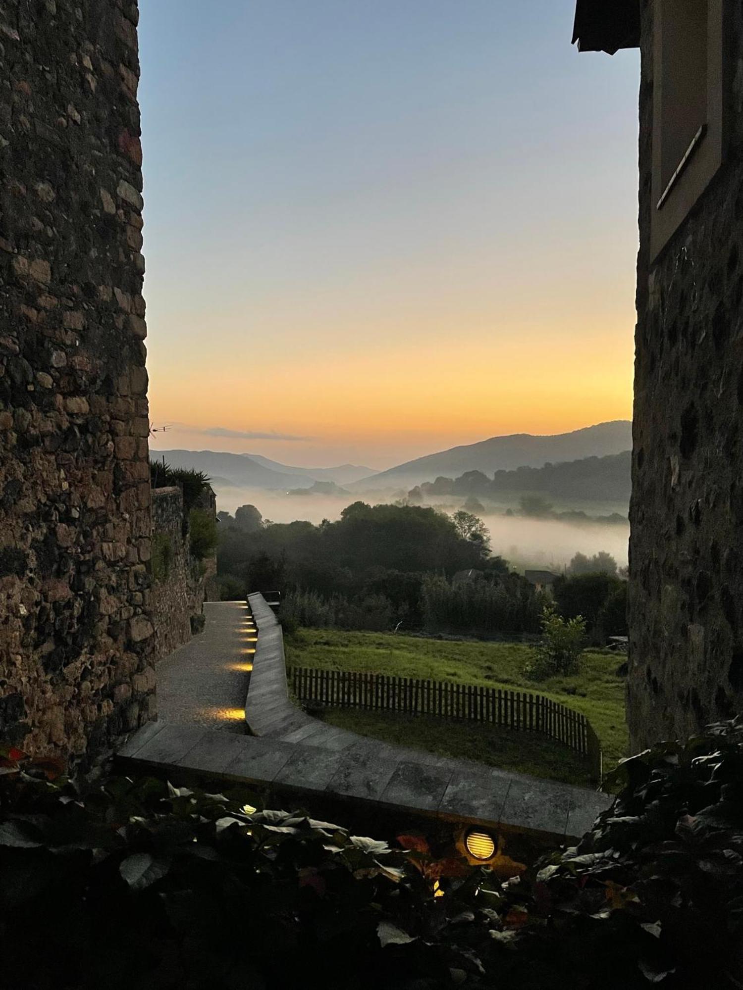 Hotel Cal Sastre Santa Pau Bagian luar foto