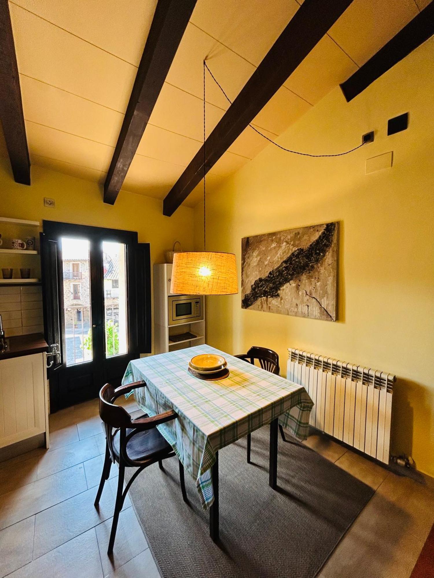 Hotel Cal Sastre Santa Pau Bagian luar foto