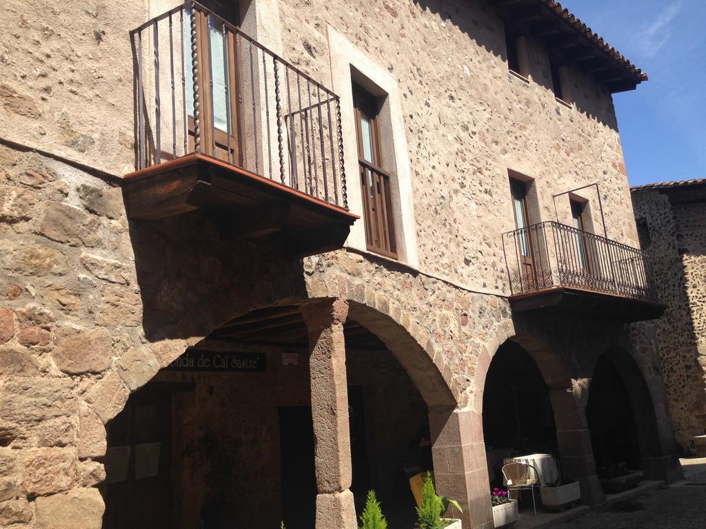 Hotel Cal Sastre Santa Pau Bagian luar foto