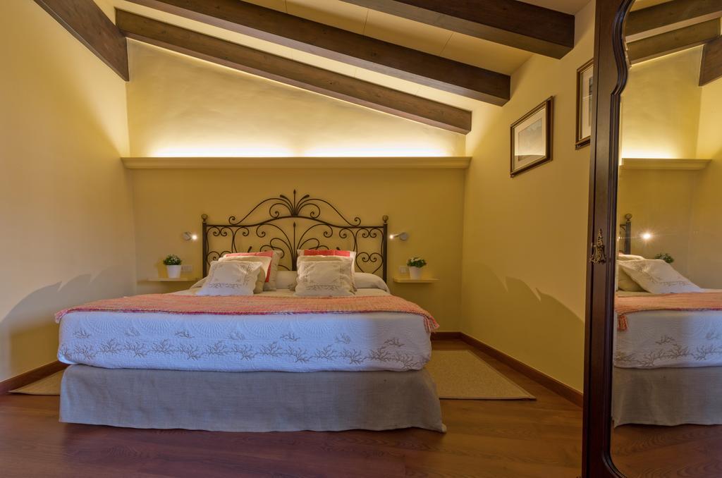 Hotel Cal Sastre Santa Pau Bagian luar foto