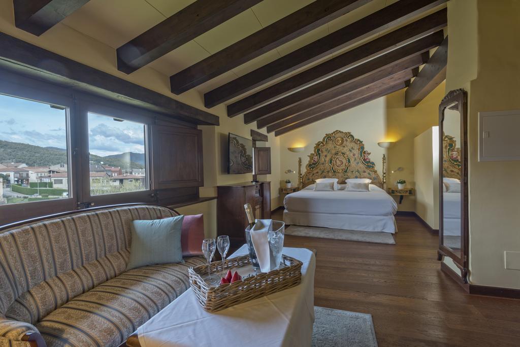 Hotel Cal Sastre Santa Pau Bagian luar foto