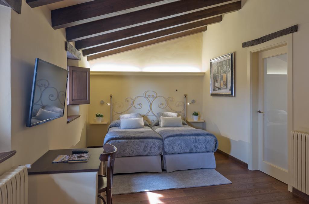 Hotel Cal Sastre Santa Pau Bagian luar foto