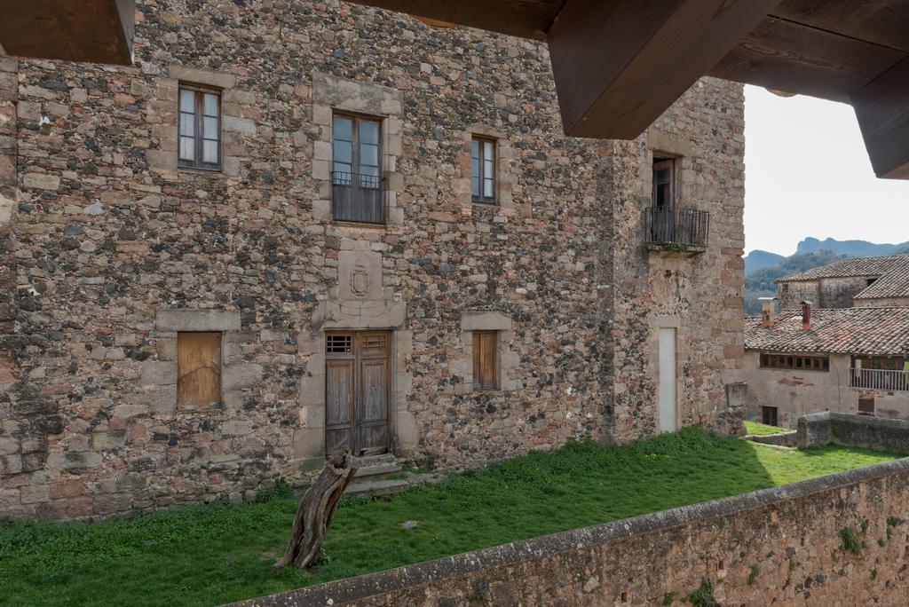 Hotel Cal Sastre Santa Pau Bagian luar foto