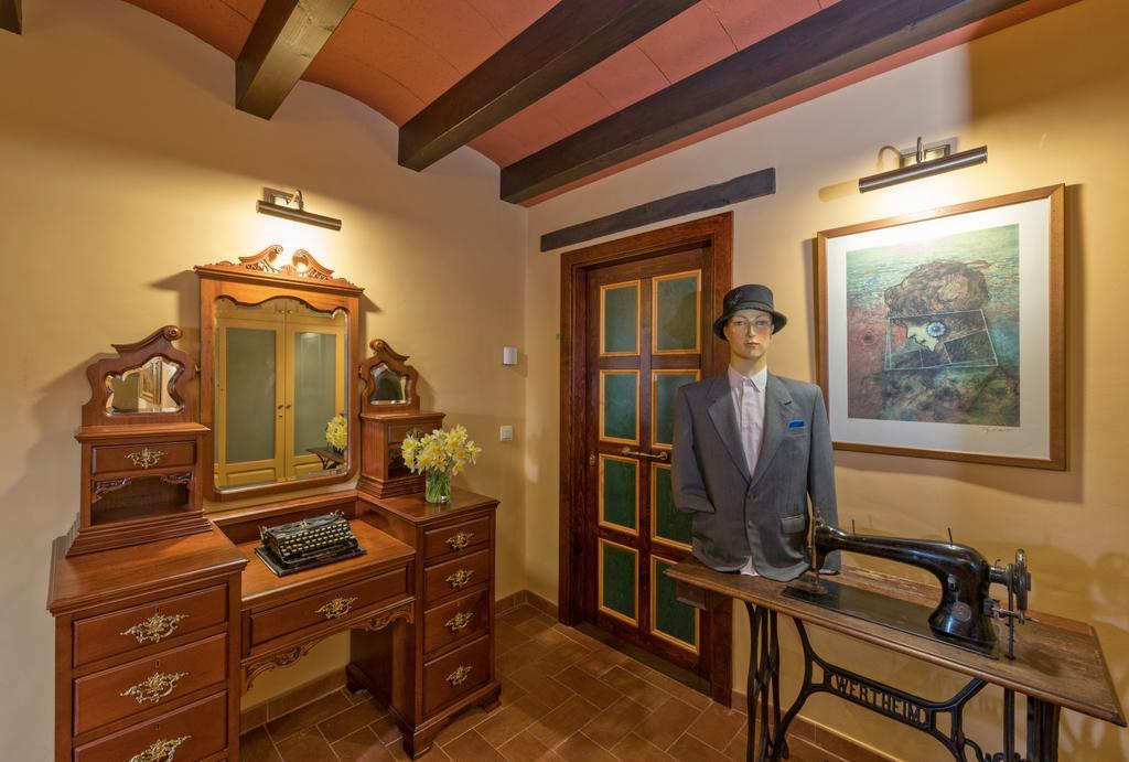 Hotel Cal Sastre Santa Pau Bagian luar foto