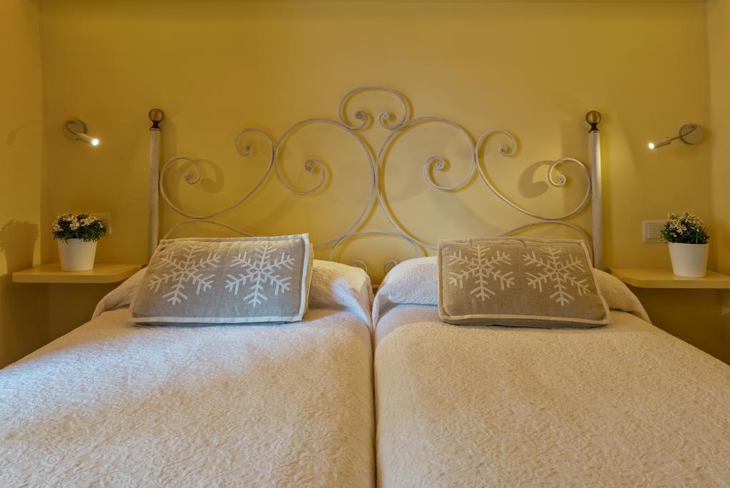 Hotel Cal Sastre Santa Pau Bagian luar foto