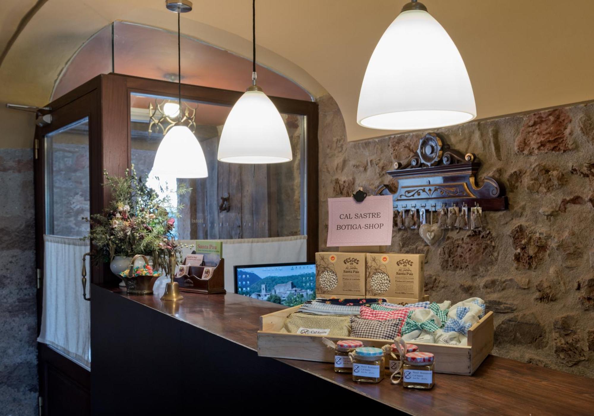 Hotel Cal Sastre Santa Pau Bagian luar foto
