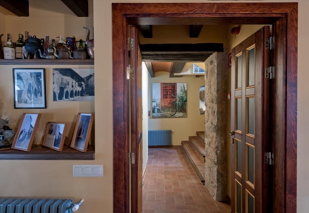 Hotel Cal Sastre Santa Pau Bagian luar foto